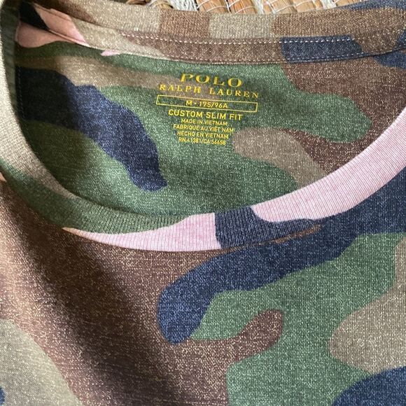 EUC Polo graphic tee camo print size med slim fit - Picture 2 of 5